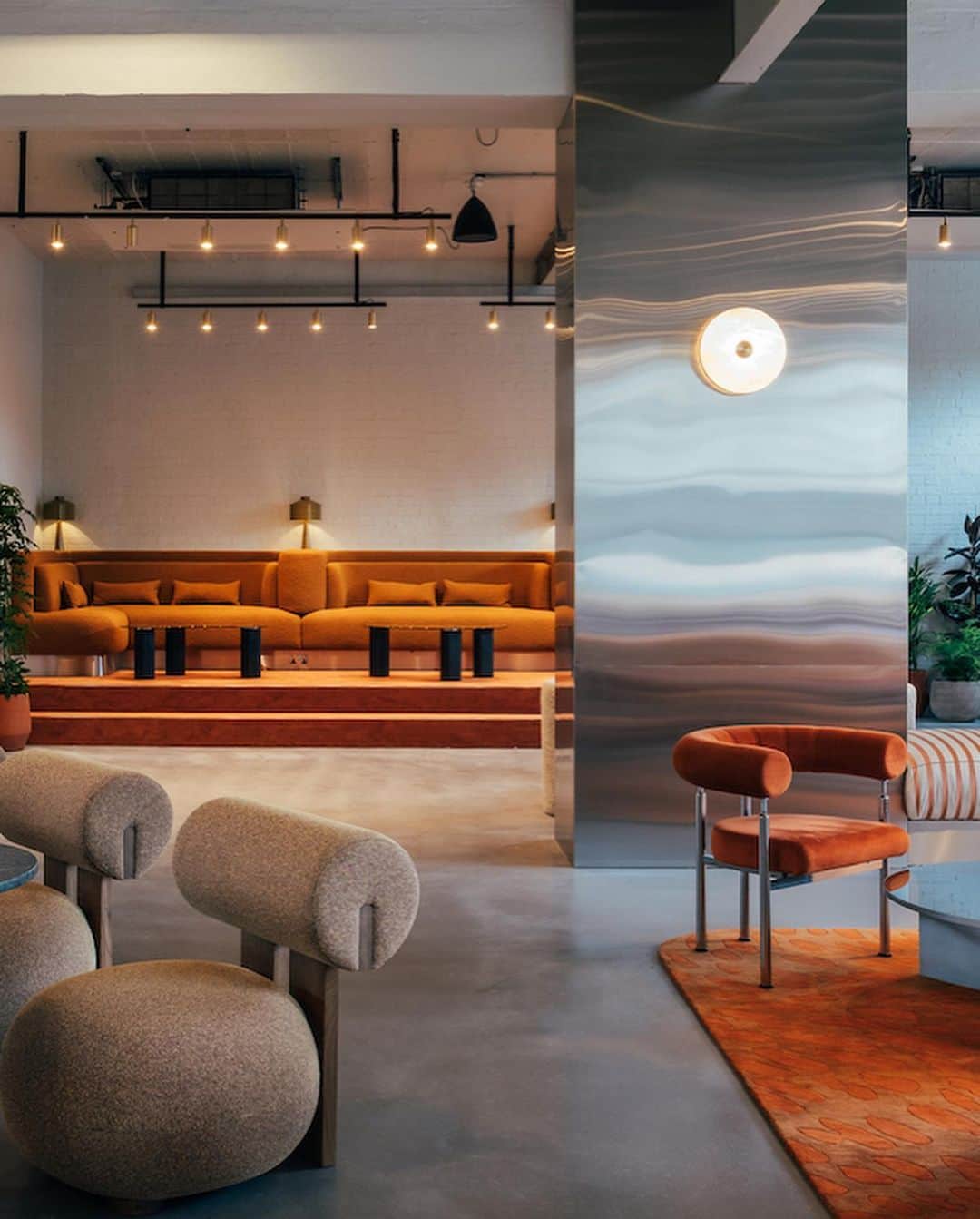 Design Milkのインスタグラム：「What was once an old Victorian building is now a moody, welcoming lounge spread across four floors! ✨ @sella.concept worked its magic and turned @dicefm's headquarters into a vibey hybrid workspace + hospitality venue. With an open club-inspired layout on the ground floor, it's perfect for socializing, while workspaces + meeting rooms on the upper levels promote collaboration + creativity.  Tour the space at the link in bio. 🔗  📸 Photography by @clementevb, courtesy of @sella.concept.   🏷️ #SellaConcept #DICE #interiordesign #moderndesign #officedesign #officeinspiration #officeinspo #officeinterior #officeinteriors #designstudio #modernoffice #modernofficedesign」