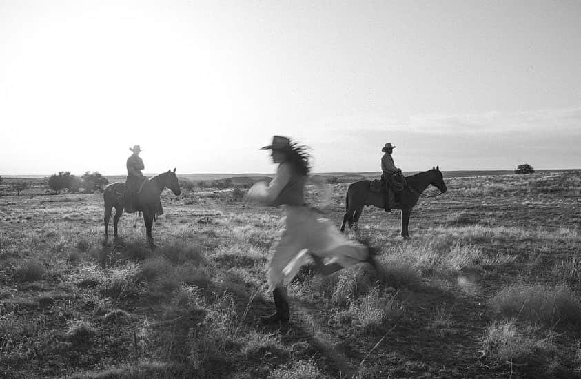ミーガン・ピュレリのインスタグラム：「After nine days I let the horse run free 🐎   @sheplers_official  Summer ‘23 campaign featuring @ohtriangleranch   Creative director @broooklynphillips  Photo @danapenningtonphoto  Producer @tsstonerock  Stylist @2dopedanny  🤍」