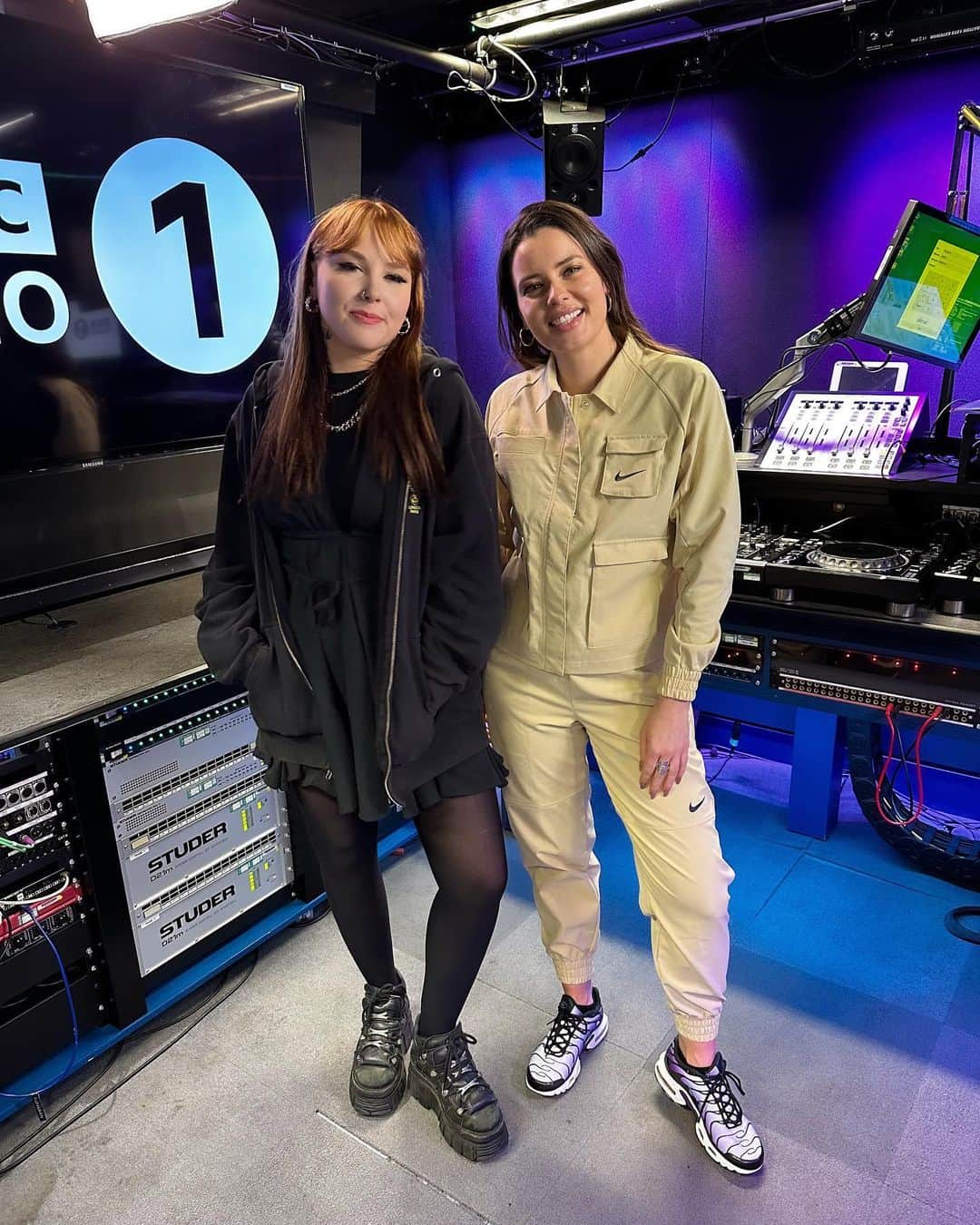BBC Radioさんのインスタグラム写真 - (BBC RadioInstagram)「FUTURE DANCE CO-HOST ON @bbcradio1 LAST FRIDAY with @kenyagrace   Talking nearly quitting music, learning how to produce and, of course, raving 💃  Swipe to see our chat & listen back on @bbcsounds   #strangers #futuredance #bbcradio1 #kenyagrace」10月5日 2時26分 - bbcradio1