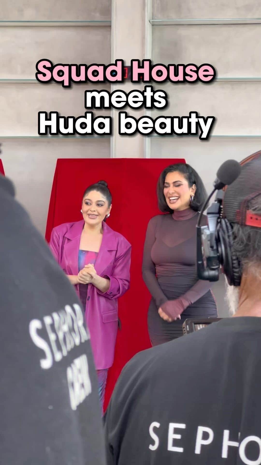 Huda Kattanのインスタグラム：「Wait for it… this is the moment our Squad finalists met @hudabeauty! 🥹💖   Watch the full episode on the SephoraME YouTube channel or in the link in our bio. And here’s the catch with this year’s Squad House…  YOU are choosing the Squad. Yes, YOU! All you have to do is vote in the video comments mentioning your name and the finalist you vote for. You could even get the chance to win an invite to the LIVE FINALE!! You’ll get to see the Squad chosen in real time, and celebrate with your favorite finalists! Stay tuned on our stories to enter. 😉  #SephoraSquad #SephoraSquadHouse #SephoraSquadSeason4 #شلة_سيفورا_الموسم_الرابع #شلة_سيفورا #giveaway」