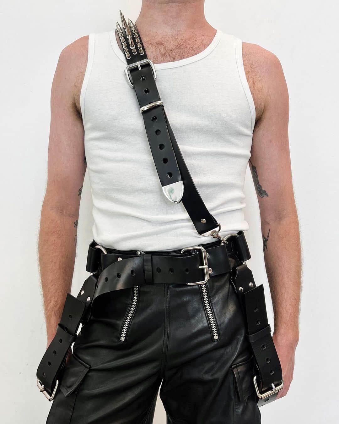 ZANA BAYNEさんのインスタグラム写真 - (ZANA BAYNEInstagram)「Make your own rules. Tyler is wearing the Dantas Harness upside down with the Spiked & Loaded Shoulder Strap clipped cross body ⛓️」10月5日 2時39分 - zanabayne