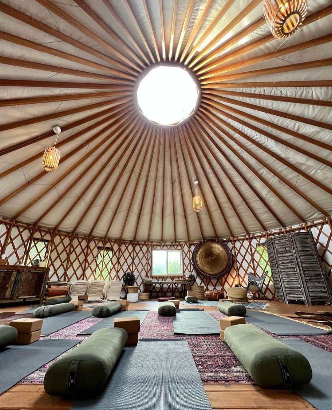 ハガーマガーのインスタグラム：「Like this post if you wish you could teleport to the yoga yurt at @maplegrovehotsprings in Southern Idaho. 😍」