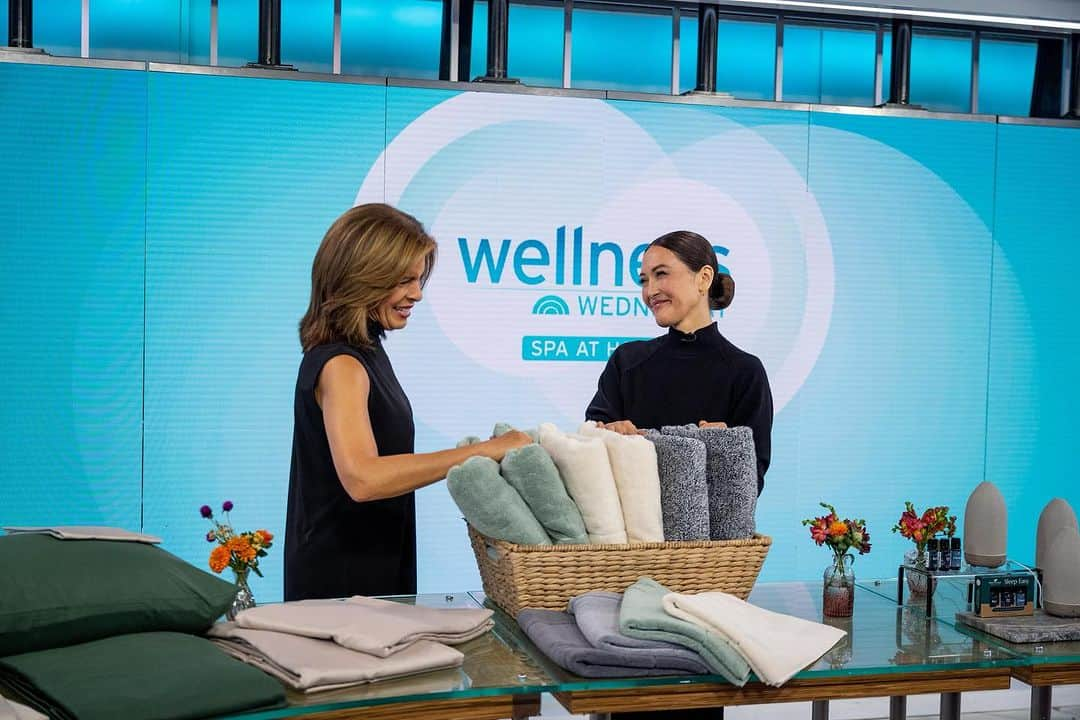 キャンディス・クマイのインスタグラム：「🫶🏽wellness w @hodakotb @todayshow @shoptoday @katieryan18 you all just bring out the best in everyone. Thank you 🫶🏽  more soon on my wellness faves for a spa day ✨at home! @brooklinen 🛌  @planttherapy 🌱  @koraorganics 💜 @damdamtokyo 💎   Pics 📸 @photonate  Makeup💄 @robertreyesnyc  Hair 💇🏻‍♀️@claytortheeducator  Shopping 🛍️ support sister @adriannabrach   One day I’ll be able to look back and say I did all of the things I love 💗💛💗🌈 although not easy, it was worth it xx 😘 ck」