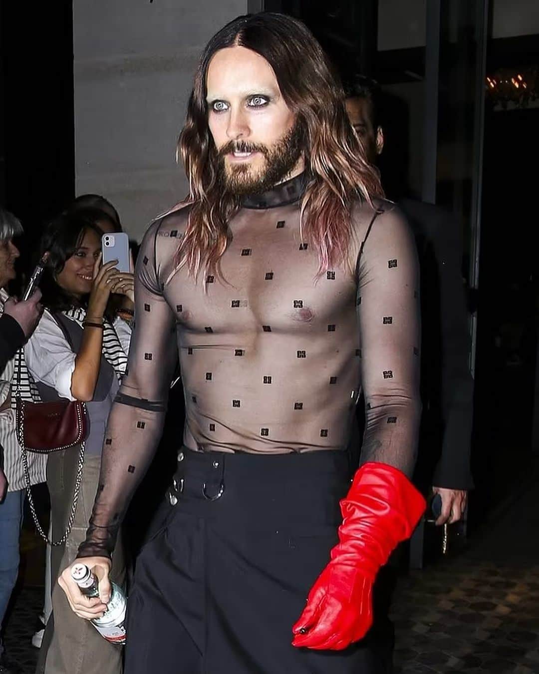 ジャレッド・レトのインスタグラム：「Which city should we come to on tour?? XOXOX 🖤 @givenchy   📸 Alexjr/Backgrid」