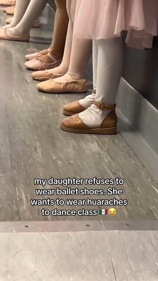 Old Navyのインスタグラム：「she's a folklorico girlie at heart 💃  #spottedinoldnavy 🩰 @suzetterey_   #latinxheritagemonth #huaraches #balletclass」