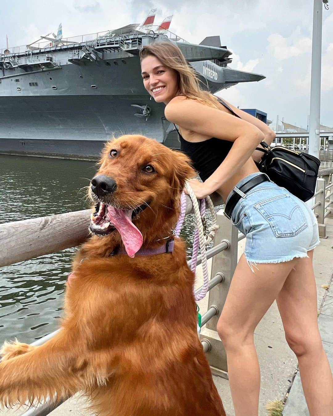 サマンサ・グラドヴィルさんのインスタグラム写真 - (サマンサ・グラドヴィルInstagram)「Sunshiny autumn day visiting the Intrepid with my best girl 💗🐾 #aurora」10月5日 2時36分 - samgradoville