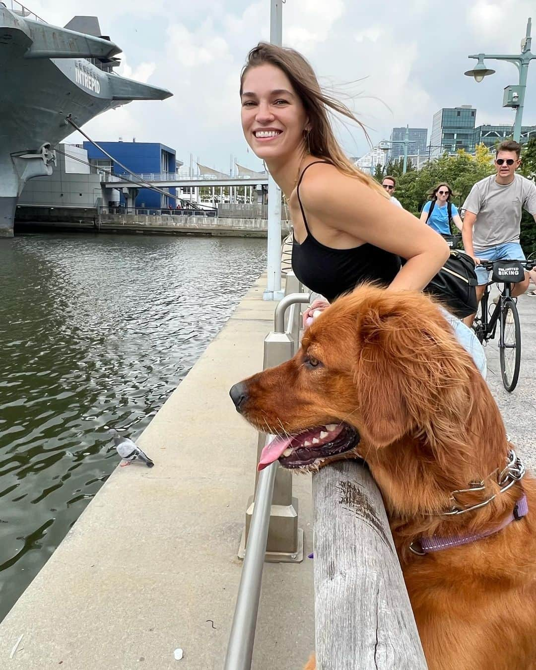 サマンサ・グラドヴィルさんのインスタグラム写真 - (サマンサ・グラドヴィルInstagram)「Sunshiny autumn day visiting the Intrepid with my best girl 💗🐾 #aurora」10月5日 2時36分 - samgradoville