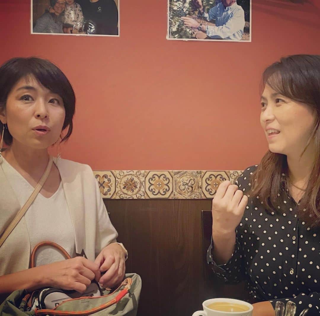 島田奈央子さんのインスタグラム写真 - (島田奈央子Instagram)「この1年は、会いたい人との時間を大切にしてます。  86年デビュー同士。そして現在も福岡を中心に歌手活動をしている真璃子さんも、本当に大切な人。 真璃子さんが東京に来る度に、必ず会う約束をしてます。  今回は、イベントのゲスト出演の為に東京へ。「とにかく歌を歌うのが好きなの」と真っ直ぐに話す真璃子さんが羨ましい。 とても眩しくて、本当に素敵。  たくさん笑って、たくさん話して、スペイン料理を食べて。元気をもらいました。美味しいバスクチーズケーキを食べる前に記念撮影。めちゃくちゃ楽しい夜でした♪ #真璃子 #島田奈央子」10月5日 2時42分 - nao_somethingjazzy
