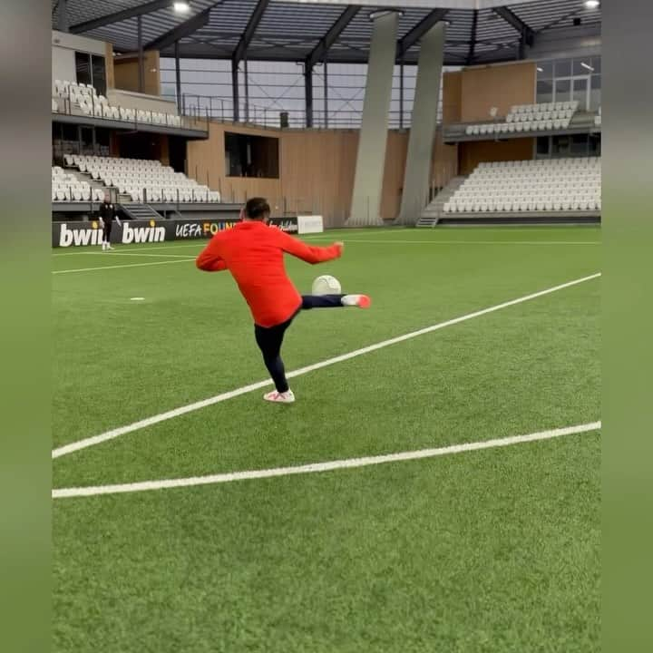 レミ・カベッラのインスタグラム：「2/2 🎯⚽️ Faut pas tirer avec la peur !! 🎥: @hamida10」