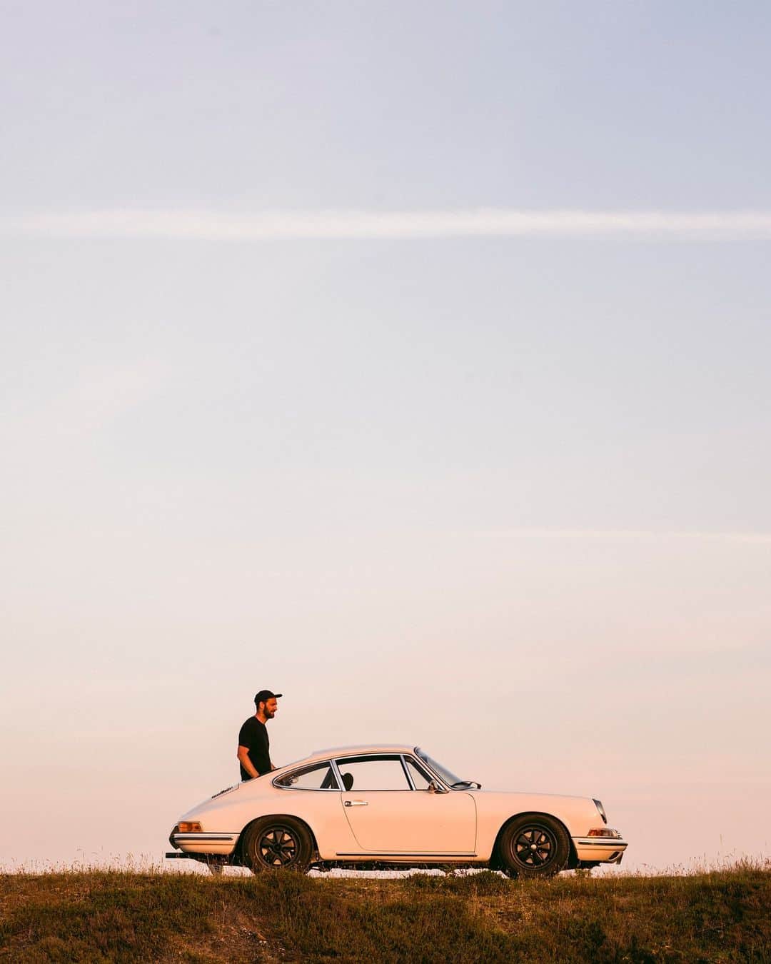 Porscheさんのインスタグラム写真 - (PorscheInstagram)「Porsche love that runs in the family.   In his workshop in northern Germany, owner @stefanbraeutigam isn’t just restoring classic Porsche sportscars, he’s making memories. Stefan is doing that by immersing himself in Hamburg’s vibrant Porsche community and heading out on road trips that are all about family. Love for the 911, it’s clear, is in his genes.  📸 @vinceperraud for @petro.surf  📸 @hub_raum_ for @sickalps @Flat6High5」10月5日 3時00分 - porsche