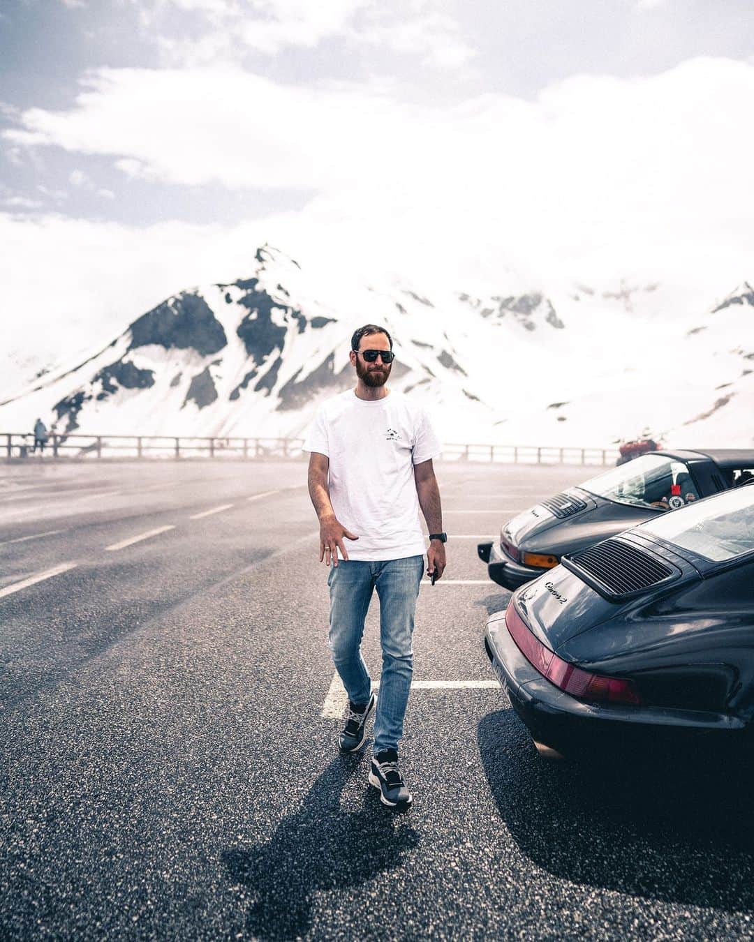 Porscheさんのインスタグラム写真 - (PorscheInstagram)「Porsche love that runs in the family.   In his workshop in northern Germany, owner @stefanbraeutigam isn’t just restoring classic Porsche sportscars, he’s making memories. Stefan is doing that by immersing himself in Hamburg’s vibrant Porsche community and heading out on road trips that are all about family. Love for the 911, it’s clear, is in his genes.  📸 @vinceperraud for @petro.surf  📸 @hub_raum_ for @sickalps @Flat6High5」10月5日 3時00分 - porsche