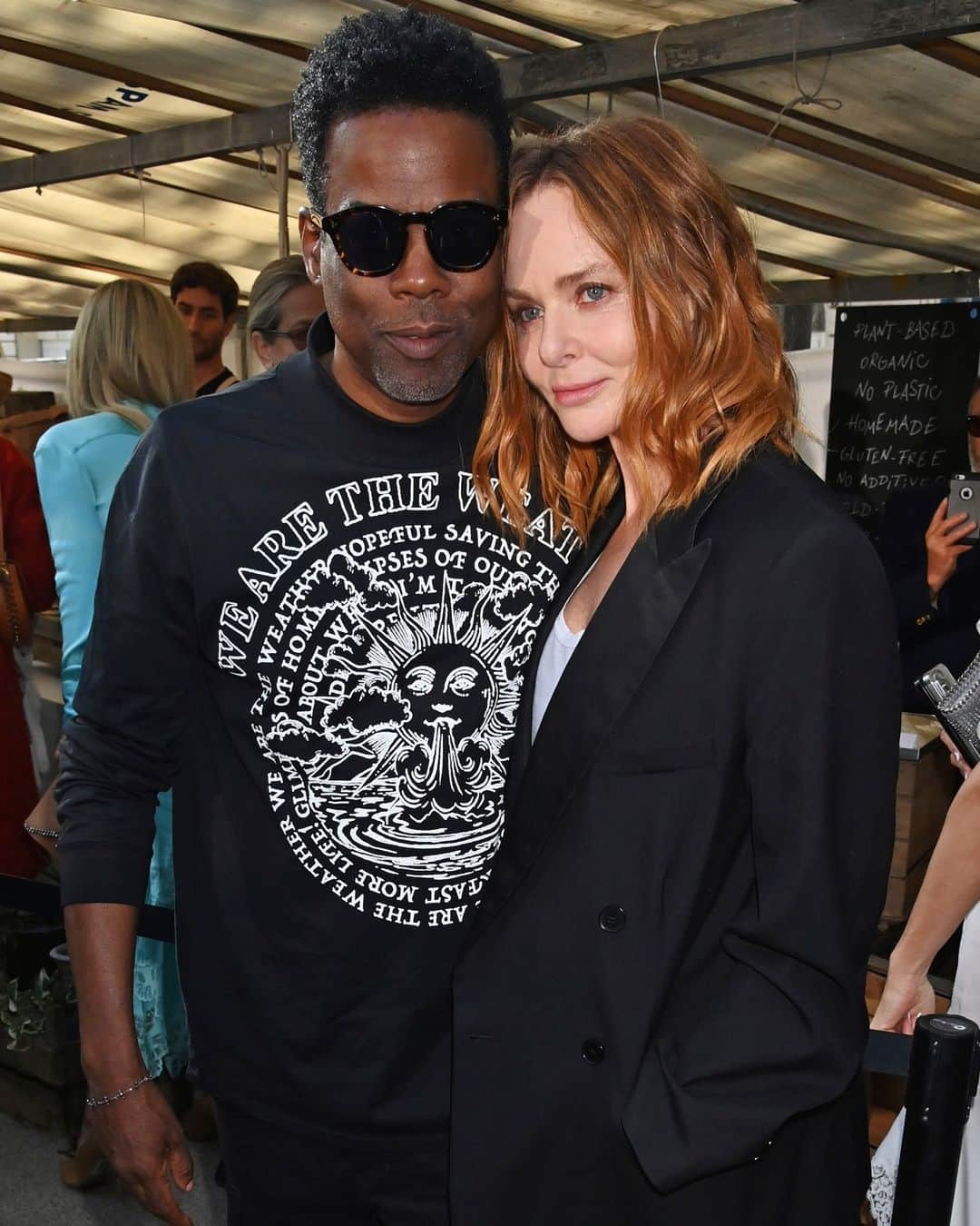 のインスタグラム：「STELLA’S SUSTAINABLE MARKET: Stella and friends at our #StellaSummer24 runway show, across genders and generations.  Featured: @ChrisRock, @PhoebeGates, @SaintJHN, @OliviaNeill, @MimiMoocher   #MiaRegan wears our limited-edition #adidasbyStellaMcCartney x @ArsenalWFC Away jersey, crafted from recycled materials and organic cotton.  #StellaMcCartney #ParisFashionWeek #PFW #InStella #StellasSustainableMarket」