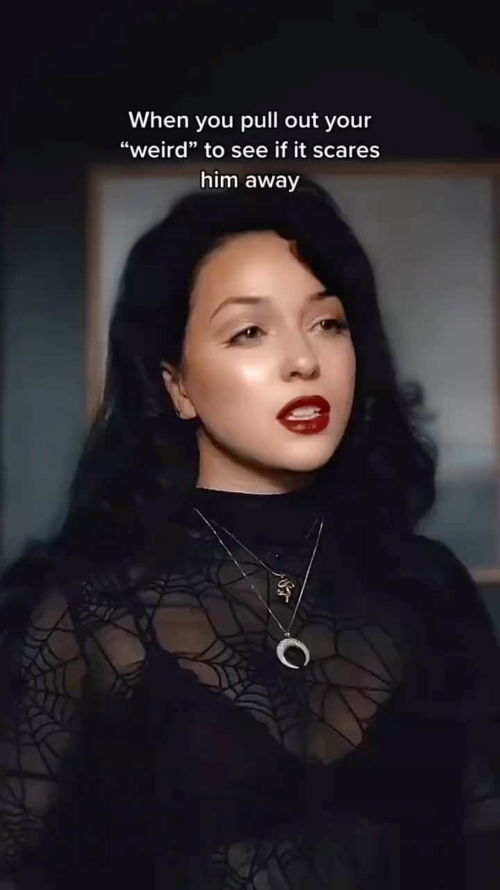 ジェシカ・ヴィルのインスタグラム：「I’m just trying to be that one dark and macabre family on the block 🕸️🕷️🖤 #goth #addamsfamily #october」