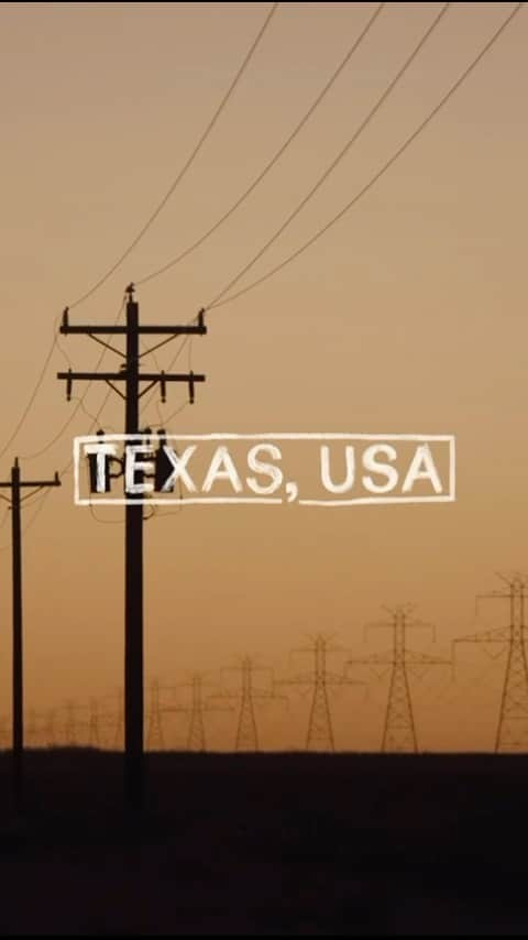 ジュリアン・ムーアのインスタグラム：「My friend @liviafirth invited me to a screening of this documentary last week, and I left moved and inspired by the change that is happening in Texas. I urge you to watch, you will be excited by the work and the love that these extraordinary individuals have brought to their home state.   TEXAS, USA is a film written and directed by Andrew Morgan exploring what it takes to build a new, hopeful vision for democracy against enormous odds. It’s an underdog story, told through the lives of candidates and organizers during the statewide 2022 election who tell an unexpected story of persistence, community, and progress in an unlikely place.  Out in wide release October 6. To watch the full trailer and learn more visit: texasUSAfilm.com  @gregcasar @linahidalgotx @betoorourke @organizetexas @torygavito @adriperezeverywhere @hannahhorick @anthony_graves @andrew_morgan  Available to stream on all platforms from October 6th」