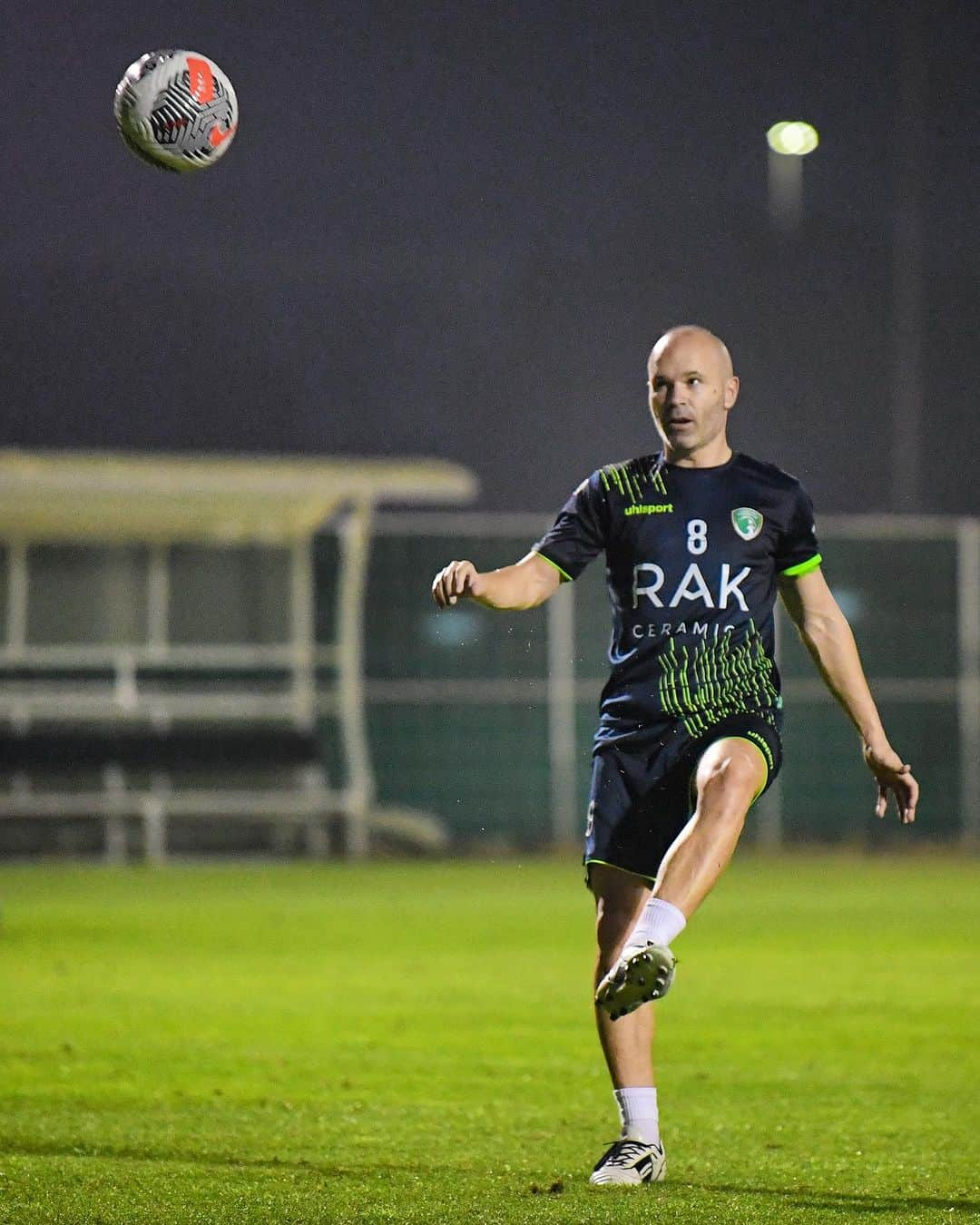 アンドレス・イニエスタさんのインスタグラム写真 - (アンドレス・イニエスタInstagram)「⚽️👀 Keep working!!   @emirates_fc ⚪️🟢」10月5日 3時08分 - andresiniesta8