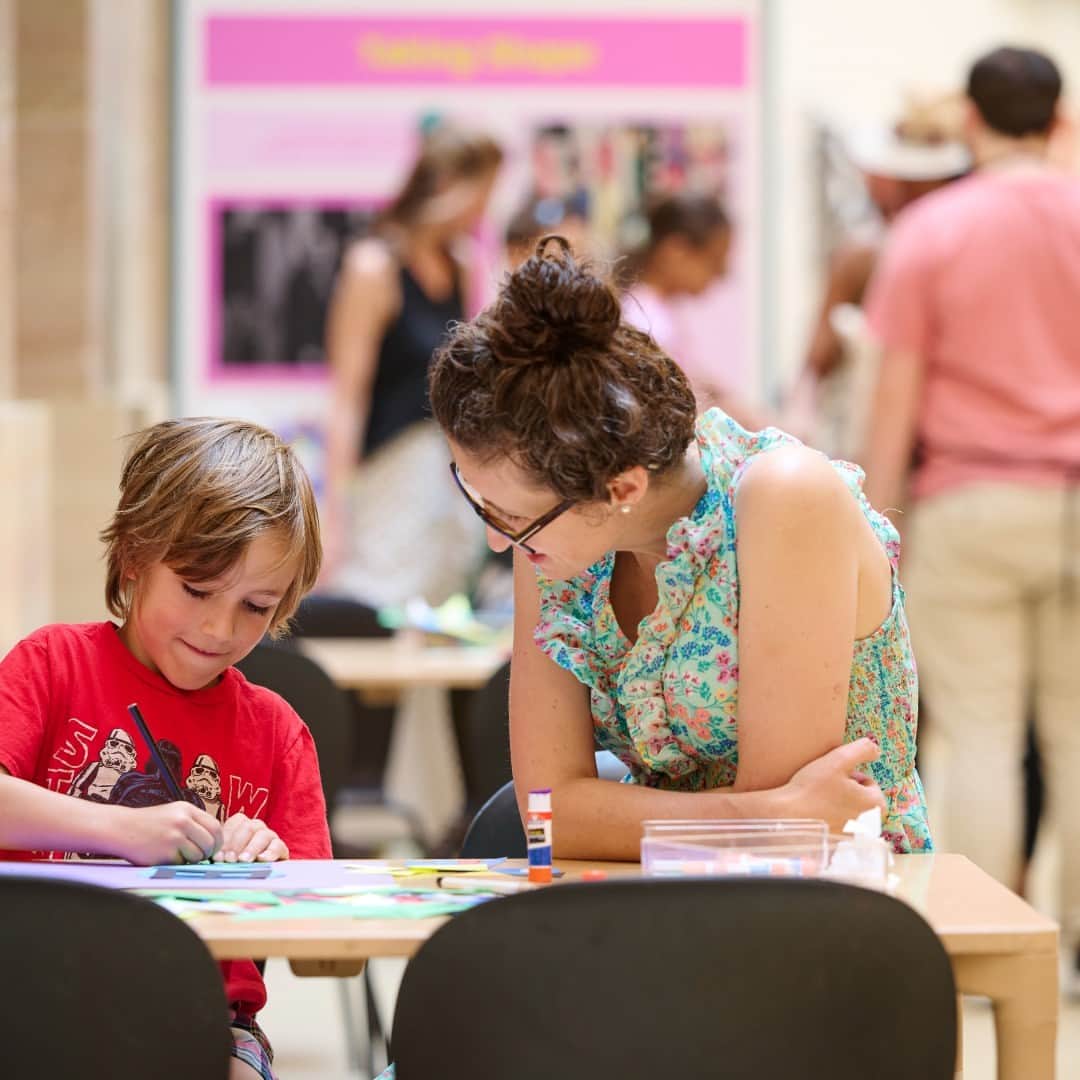 のインスタグラム：「Art Kids Studio is back 🖌️ 🎨 Drop in every weekend between 10 am - 3pm to make some art with artists of all ages. Be sure to hop on a Family tour at 11:00am or 1:30pm to explore our collection. This month is all about celebrating patterns and clay. Kids under 18 are always free and artists of all ages are welcome!  Learn more at the link in our bio  #philamuseum #artkidsstudio #phillyfamily #artkids」