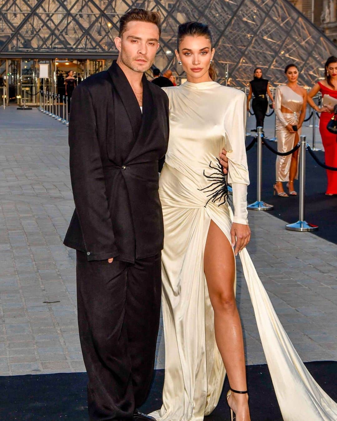 ELLE DKのインスタグラム：「Hey, upper east siders. To #GossipGirl-stjerner genoplivede en ikonisk scene fra serien til modeugen i Paris, da #EdWestwick og #KellyRutherford mødtes i en varm omfavnelse til et show. Og her var det tydeligt, at deres kendte karakteres relation ikke bare er skuespil. Se det søde øjeblik via link i bio, og få et kærkomment flashback til den populære 00’er-serie.  Foto: Splashnews.com/Splash/Ritzau」