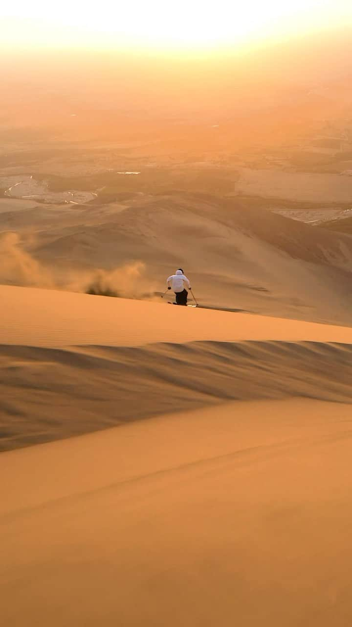 Discover Earthのインスタグラム：「@candidethovex chasing the last light in the Peruvian dunes 🌄  📍Acari Desert, Peru  🇵🇪 #DiscoverPeru with @candidethovex」