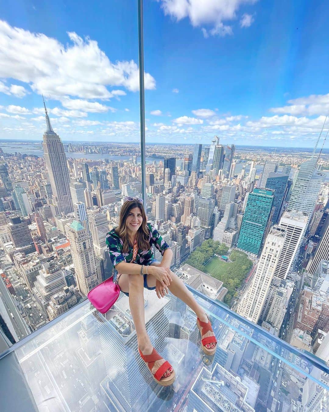 のインスタグラム：「Everyone always asks me where they should go in NYC for the best view, so here are my reviews of the most popular vantage points. Photos 1-3: One Vanderbilt is my vote for the best view of NYC. It has the best view of the Empire State Building and the Chrysler Building, which you can find on the east side of the building. It’s also got several ways to see the view— the mirror room, the glass box, the glass elevator, etc so there is a lot to do once you get to the top. Photos 4-5: We loved going to the top of the Empire State Building, especially since there is a ton of NYC nostalgia in their newly built museum. We also spent the extra money to go to the top of the spire, which felt super special because only a few people can go to the very top at a time. But you know what the view is missing? The Empire State Building. Photos 6-7: Top of the Rock is the quintessential view of the city (a view that you’ll recognize from a lot of movies), with the iconic viewfinders, and I love that you can see both the Southern view of the city with the ESB and the northern view which includes Central Park, but the “experience” to get to the top feels like it needs an update. Photos 8-9: The Edge is cool with its triangular glass balcony, and if you are willing to wait in line for the corner shot, you will get a great photo, but you can’t see a lot of the iconic NYC buildings from that vantage point on the west side. Photo 10) One World Trade is the highest vantage point in the city, and you see all of the Island of Manhattan sprawling out before you, with an up-close view of the downtown skyline and the ESB in the distance. Its also got a great view of all the bridges. It was cloudy the day we went so i didn’t get the best pictures. But the part that really got me was the film that plays once you reach the top. It’s about the strength of New Yorkers and our ability to rebuild and then ends with revealing the view. Took my breath away!」