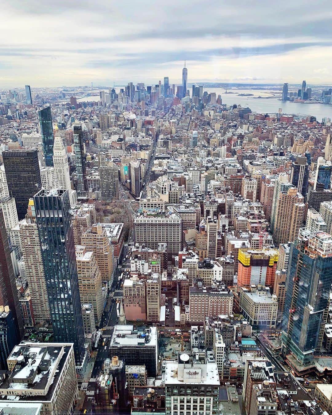 Ilana Wilesさんのインスタグラム写真 - (Ilana WilesInstagram)「Everyone always asks me where they should go in NYC for the best view, so here are my reviews of the most popular vantage points. Photos 1-3: One Vanderbilt is my vote for the best view of NYC. It has the best view of the Empire State Building and the Chrysler Building, which you can find on the east side of the building. It’s also got several ways to see the view— the mirror room, the glass box, the glass elevator, etc so there is a lot to do once you get to the top. Photos 4-5: We loved going to the top of the Empire State Building, especially since there is a ton of NYC nostalgia in their newly built museum. We also spent the extra money to go to the top of the spire, which felt super special because only a few people can go to the very top at a time. But you know what the view is missing? The Empire State Building. Photos 6-7: Top of the Rock is the quintessential view of the city (a view that you’ll recognize from a lot of movies), with the iconic viewfinders, and I love that you can see both the Southern view of the city with the ESB and the northern view which includes Central Park, but the “experience” to get to the top feels like it needs an update. Photos 8-9: The Edge is cool with its triangular glass balcony, and if you are willing to wait in line for the corner shot, you will get a great photo, but you can’t see a lot of the iconic NYC buildings from that vantage point on the west side. Photo 10) One World Trade is the highest vantage point in the city, and you see all of the Island of Manhattan sprawling out before you, with an up-close view of the downtown skyline and the ESB in the distance. Its also got a great view of all the bridges. It was cloudy the day we went so i didn’t get the best pictures. But the part that really got me was the film that plays once you reach the top. It’s about the strength of New Yorkers and our ability to rebuild and then ends with revealing the view. Took my breath away!」10月5日 3時38分 - mommyshorts
