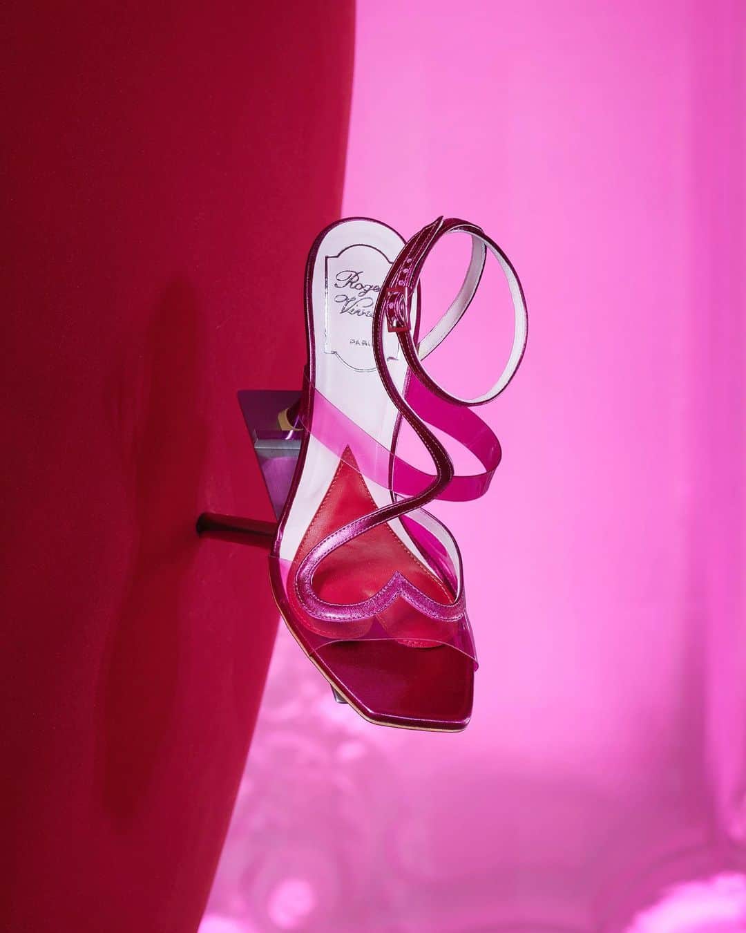 ロジェ・ヴィヴィエのインスタグラム：「The vibrant colours of Les Éléments Vivier compose a palette of soft pastels with pops of pink and red, updating signature styles with crystal and metallic accents. The collection reveals new slingback styles of the I Love Vivier pumps, as well as the archival Viv’ Canard heels with engraved bows.   #RogerVivierSS24 #RogerVivier #GherardoFelloni」