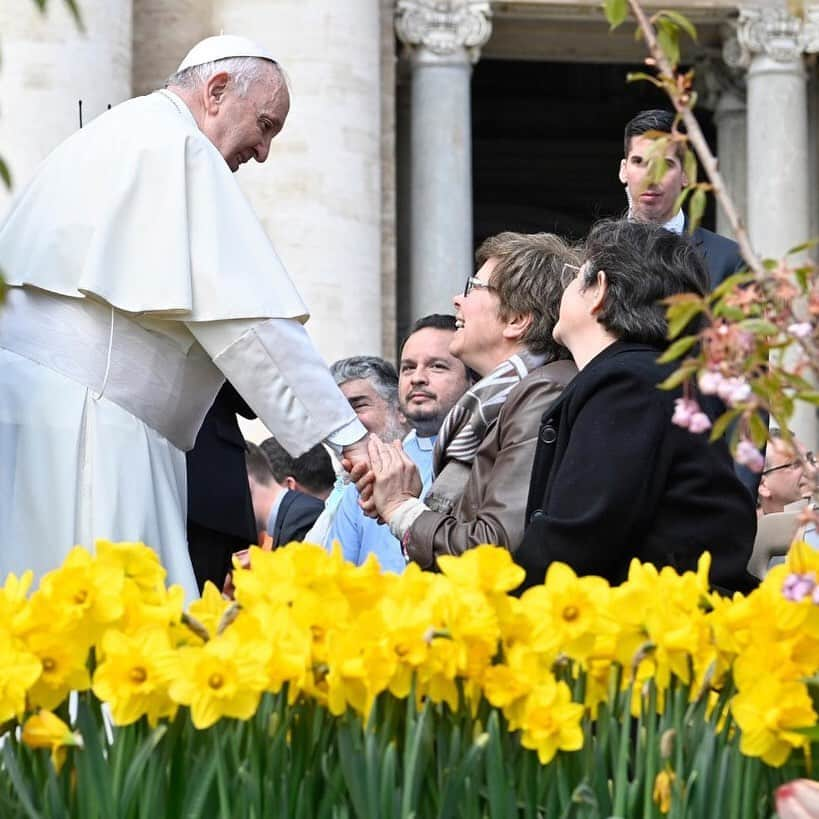 フランシスコ（ローマ教皇）のインスタグラム：「EN: I invite everyone to accompany this pilgrimage of reconciliation with the world that is our home and to help make it more beautiful through our own contribution because our own commitment has to do with our personal dignity and highest values. #LaudateDeum PT: Convido cada um a acompanhar este percurso de reconciliação com o mundo que nos alberga e a enriquecê-lo com o próprio contributo, pois o nosso empenho tem a ver com a dignidade pessoal e com os grandes valores. ES: Invito a todos a acompañar este camino de reconciliación con el mundo que nos alberga y a embellecerlo con el propio aporte, porque nuestro empeño tiene que ver con la dignidad personal y con los grandes valores.  IT: Invito ciascuno ad accompagnare questo percorso di riconciliazione con il mondo che ci ospita e ad impreziosirlo con il proprio contributo, perché il nostro impegno ha a che fare con la dignità personale e con i grandi valori.  FR: J’invite chacun à accompagner ce chemin de réconciliation avec le monde qui nous accueille, et à l’embellir de sa contribution, car cet engagement concerne la dignité personnelle et les grandes valeurs.  DE: Ich lade einen jeden ein, diesen Weg der Versöhnung mit der Welt, die uns beherbergt, zu begleiten und ihn mit einem eigenen Beitrag zu bereichern, denn unser Engagement hat mit der persönlichen Würde und den großen Werten zu tun. PL: Zapraszam wszystkich do towarzyszenia w tej drodze pojednania ze światem, który nas gości i do ubogacenia jej własnym wkładem, ponieważ nasze zaangażowanie ma związek z godnością osobistą i wielkimi wartościami.」