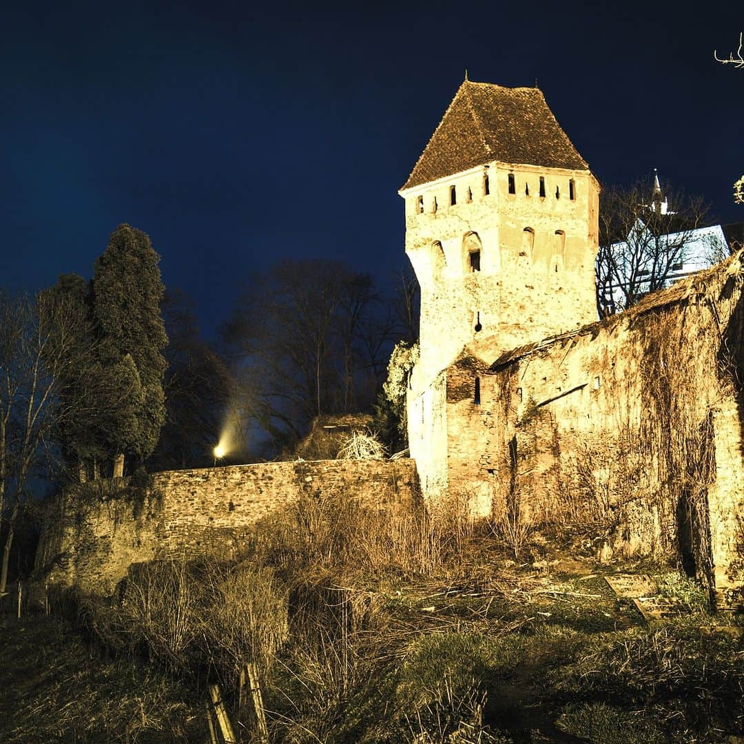 Discoveryさんのインスタグラム写真 - (DiscoveryInstagram)「Creepy medieval structures? Check. ✔ Dracula origin story? Double check. ✔✔ Sighișoara, Romania has it all! 🧛‍♂️  Vlad Dracula, the real-life inspiration for Count Dracula, was born here in the early 1400s. Considered among the most important rulers in Romanian history, his predilection for executing prisoners at the stake earned him the nickname Vlad the Impaler...and sparked the imagination of Dracula author Bram Stoker.  #Dracula #Romania #History」10月5日 3時47分 - discovery