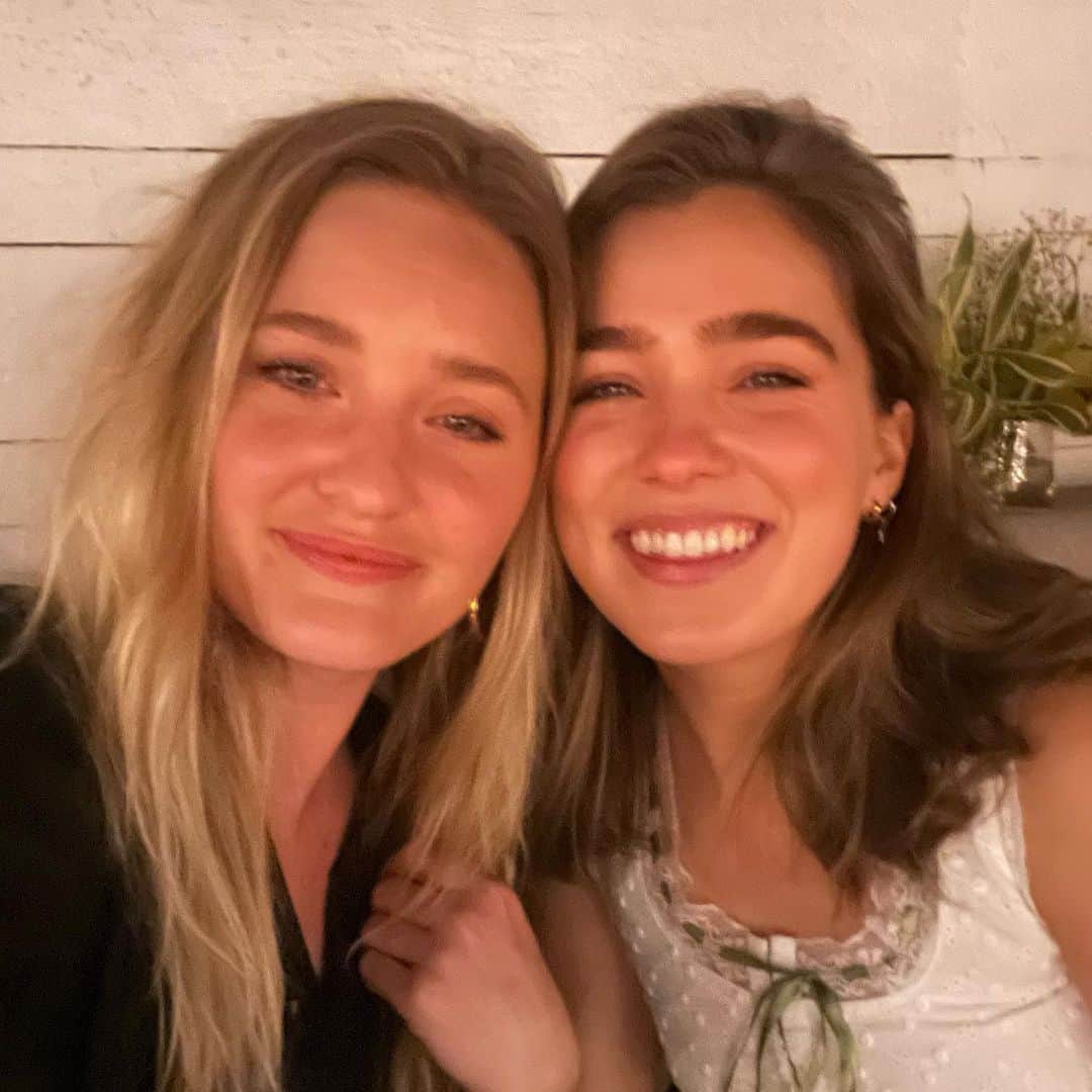 アマンダ・ミシェルカのインスタグラム：「I can’t believe we met 9 years ago this month. I love you friend (last image is us on set in 2017) 💖 #friendappreciationpost」