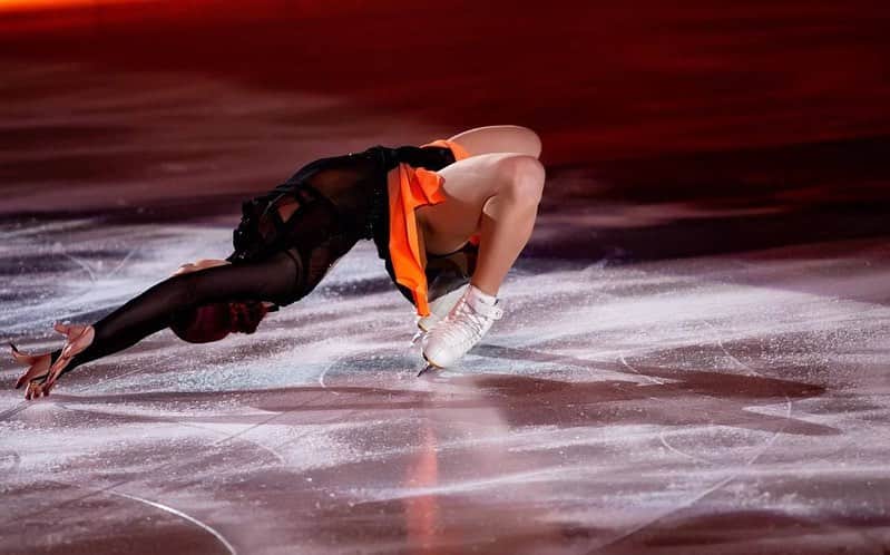 アレクサンドラ・トゥルソワのインスタグラム：「Вчера закончилось шоу Magic on Ice в Китае! Хочу поблагодарить Федерацию Фигрного катания России и организаторов этого шоу в Китае за приглашение! Это были незабываемые 3 дня! Я очень рада , что вновь откатала Олимпийскую «Круэллу» в Пекине и, что представила новый показательный номер под песню «Кукушка» в исполнении Полины Гагариной. Спасибо большое Никите Михайлову за постановку этой программы! Не все сюрпризы удалось показать в этом номере, из-за ограничений в Китае!  Ждите ещё кое-что интересное)  И конечно,  Спасибо огромное моим болельщикам! Ваша поддержка помогает мне развиваться и пробовать себя в новых образах! Всех люблю 💖」
