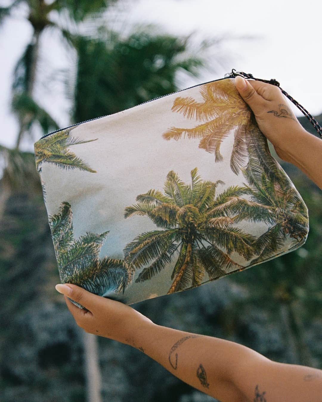 San Lorenzo Bikinisさんのインスタグラム写真 - (San Lorenzo BikinisInstagram)「the hype for this pouch is next level 🔥 With Waikiki Palms // live like an island angel in this generous size pouch. Obsessed Shop Now!! 🌴💫」10月5日 4時02分 - sanlorenzo_bikinis