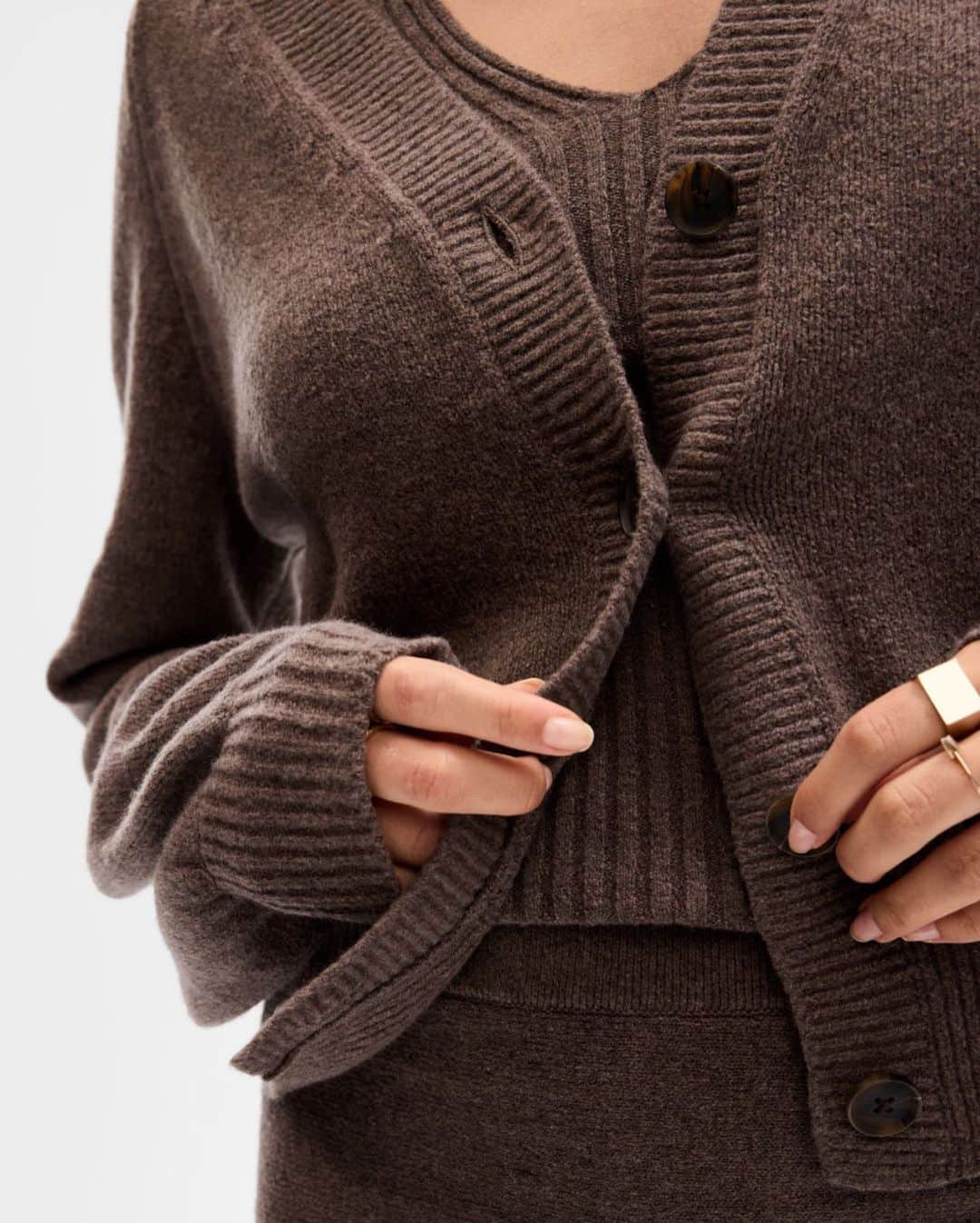GAPのインスタグラム：「Get your hands on CashSoft — our bestselling knit that’s cashmere soft. No-dry cleaning necessary. Forever luxe. Always easy. . Scroll the site to see all the ways you can wear our newest essential knit.」