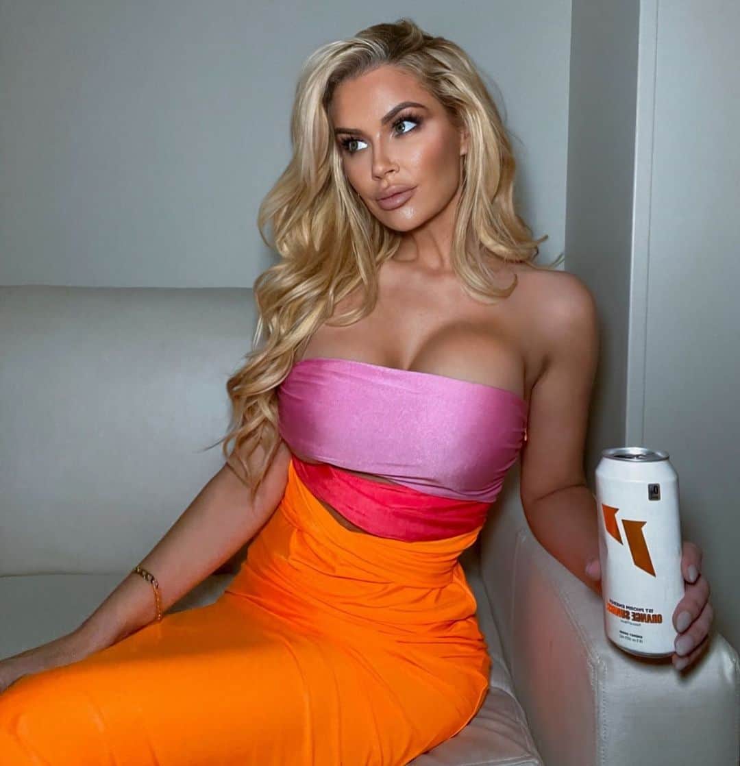 ジェサ・ヒントンのインスタグラム：「Ladies… just because he’s good for your hole doesn’t mean he’s good for your soul.  Stay tuned for more life advice ✨  Making smart decisions in NY with @1stphorm ! I meant drinking less booze. What were you thinking?」