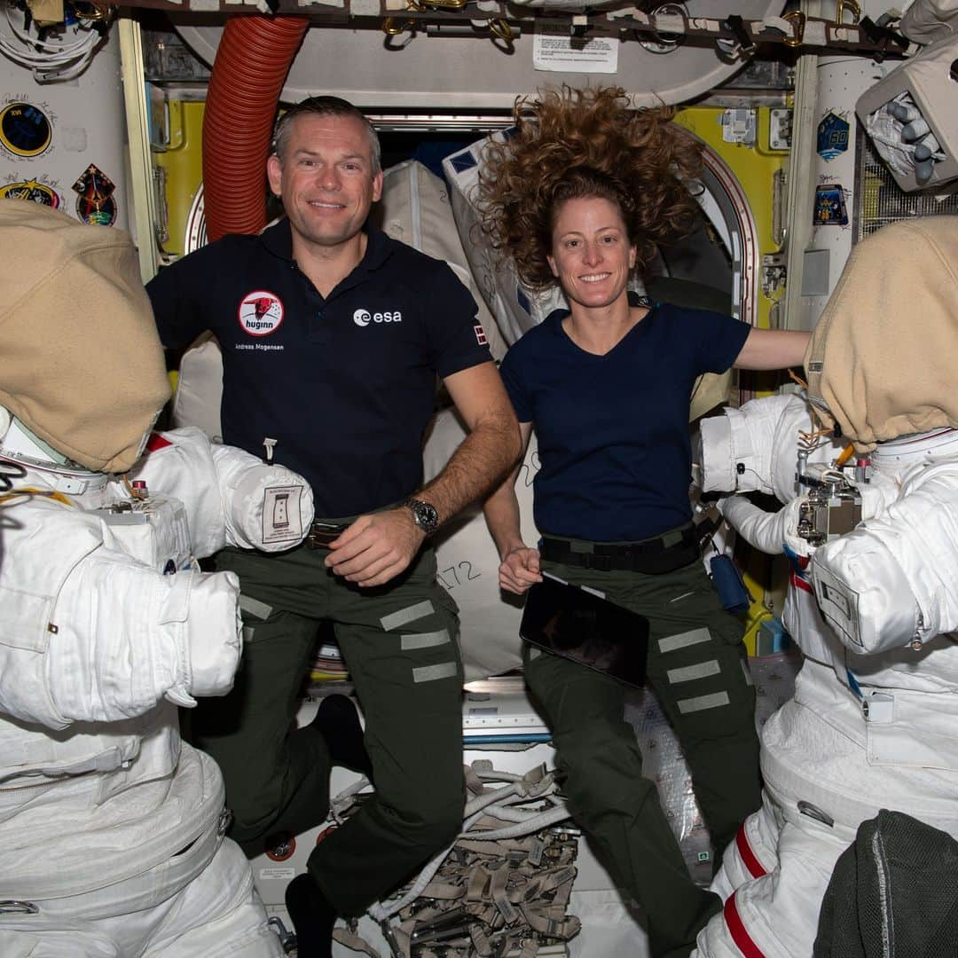 国際宇宙ステーションのインスタグラム：「Astronauts Andreas Mogensen and Loral O’Hara are getting ready for their first spacewalk set to begin at 10 a.m. EDT on Oct. 12. The duo will use specialized tools to collect microbe samples from specific areas outside of the station. Scientists want to analyze the types of microbes that may be able to survive the harsh environment of outer space.  The Oct. 12 spacewalk broadcast begins at 8:30 a.m. on NASA TV, the agency's app, and website.  Astronauts Andreas Mogensen and Loral O'Hara are pictured working on a pair of spacesuits inside the International Space Station's Quest airlock. The duo took turns cleaning cooling loops inside the suits before O’Hara finalized the work and recharged suit water tanks and refilled cooling and ventilation garments.  #nasa #esa #astronaut #spacewalk #walk #spacesuit #suit #quest #inmternational #space #station」