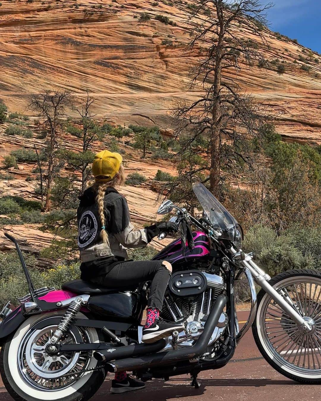 コーディー・レニー・キャメロンさんのインスタグラム写真 - (コーディー・レニー・キャメロンInstagram)「💥Day 1 Riding Motorcycles in Zion There are days when I ride and I think to myself, I’ll never find anything more beautiful than this… and then I do! Zion National Park in Utah was absolutely breathtaking. Every turn was an entrance to a natural masterpiece. The weather was perfect. We stayed in a dope RV at the St George KOA with my family which was a gorgeous 45min ride from the park. We had some lovely bonding time playing cards & hiking, had an amazing dinner at the Spotted Dog Cafe, and raced the sunset home on the bikes. Feeling super grateful😊  Reppin’ female owned moto brands: Hat by @shewolfmotoco  Shirt by @moonhoney.vintage   #zion #zionnationalpark #motolife #bikerbabe #motorcyclegirls #motoadventure #harleydavidson」10月5日 4時12分 - heyitscodee