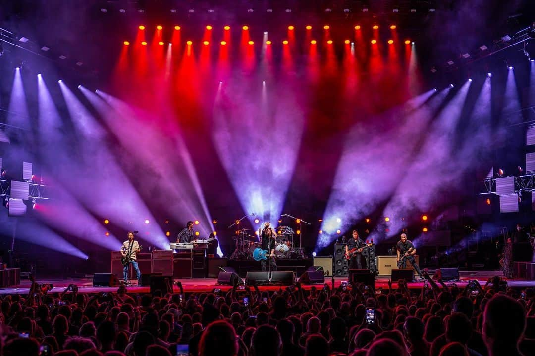 フー・ファイターズのインスタグラム：「Phoenix!!!🤘   📷: Demian Becerra / @alivecoverage」