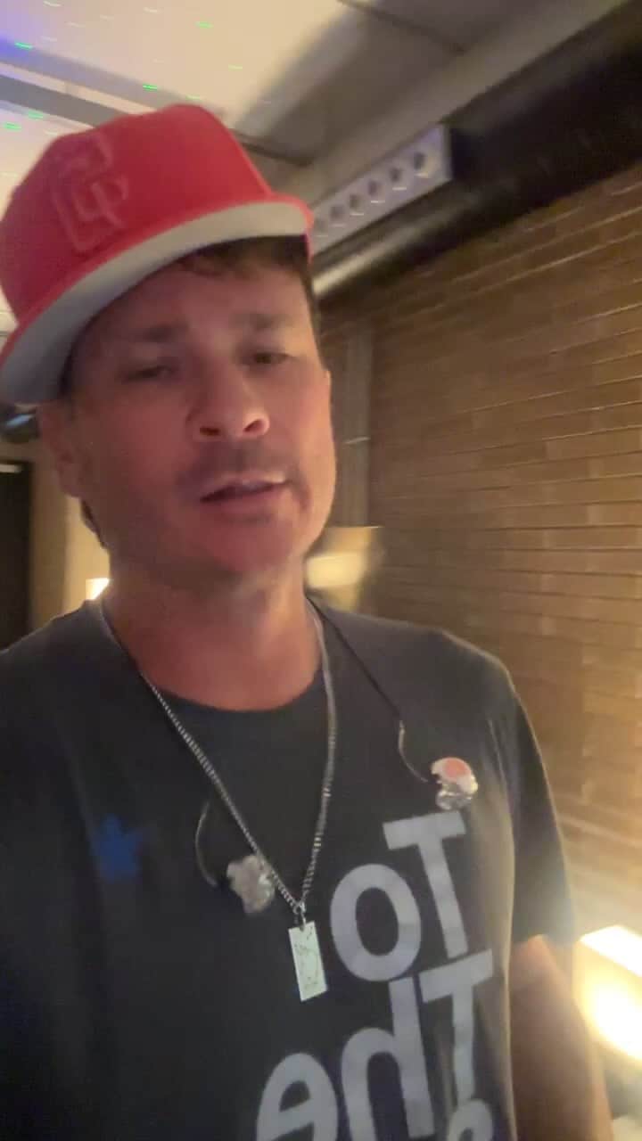 トム・デロングのインスタグラム：「Almost kissed @markhoppus」