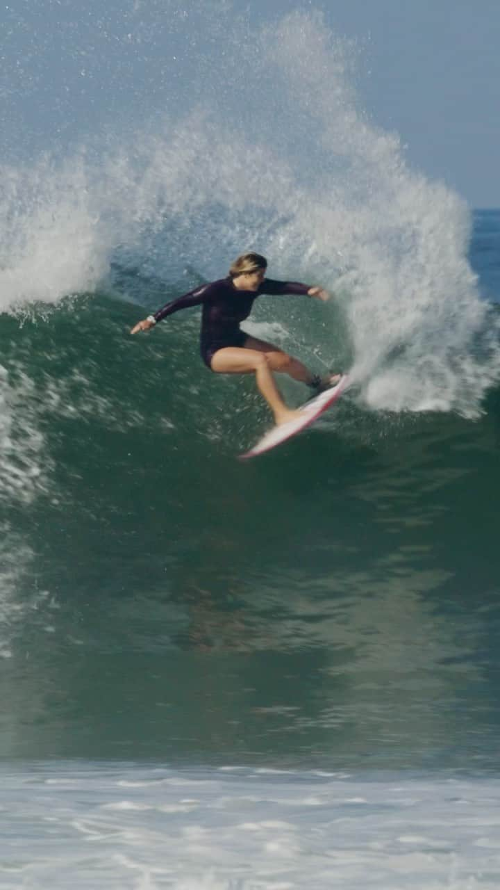 キャロライン・マークスのインスタグラム：「Want to relive @caroline_markss' first WSL World Title win? Caroline just dropped a 10-minute, behind the scenes look at her road to the finals. Head over to her YouTube channel to watch the full edit now! 🔥」