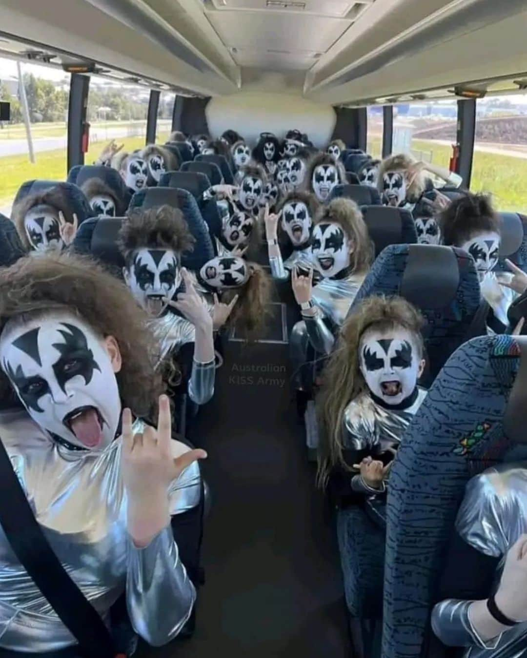 ジーン・シモンズさんのインスタグラム写真 - (ジーン・シモンズInstagram)「🤘🏼 School's out. @afl @kissonline」10月5日 4時43分 - genesimmons