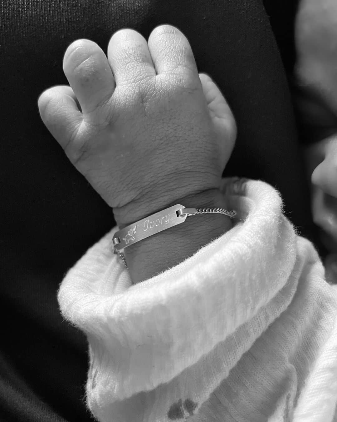 ヨレス・オコレのインスタグラム：「Happiness, is seeing your daughter smile 🐘💜」
