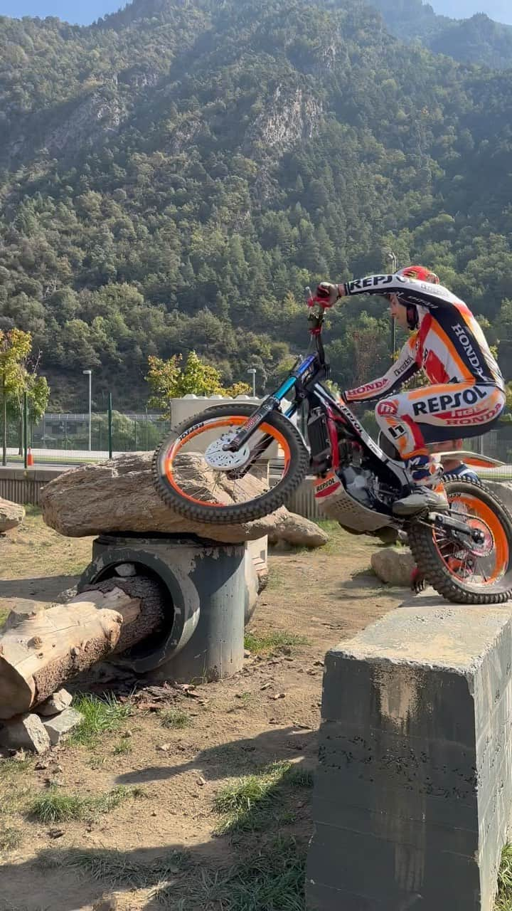 藤波貴久のインスタグラム：「No limits😍‼️ @tonibou 🫶🏻 @ggmarcelli  @hondaracingcorporation  @box_repsol  @trialteamhrc  @alpinestars  @renthal_moto  @michelinmotorsport  @twin_air  @showabygpe  @s3parts.official  @didchain  @galfer_brakes  @braktec  @hebo.factory  @ogio_powersports」