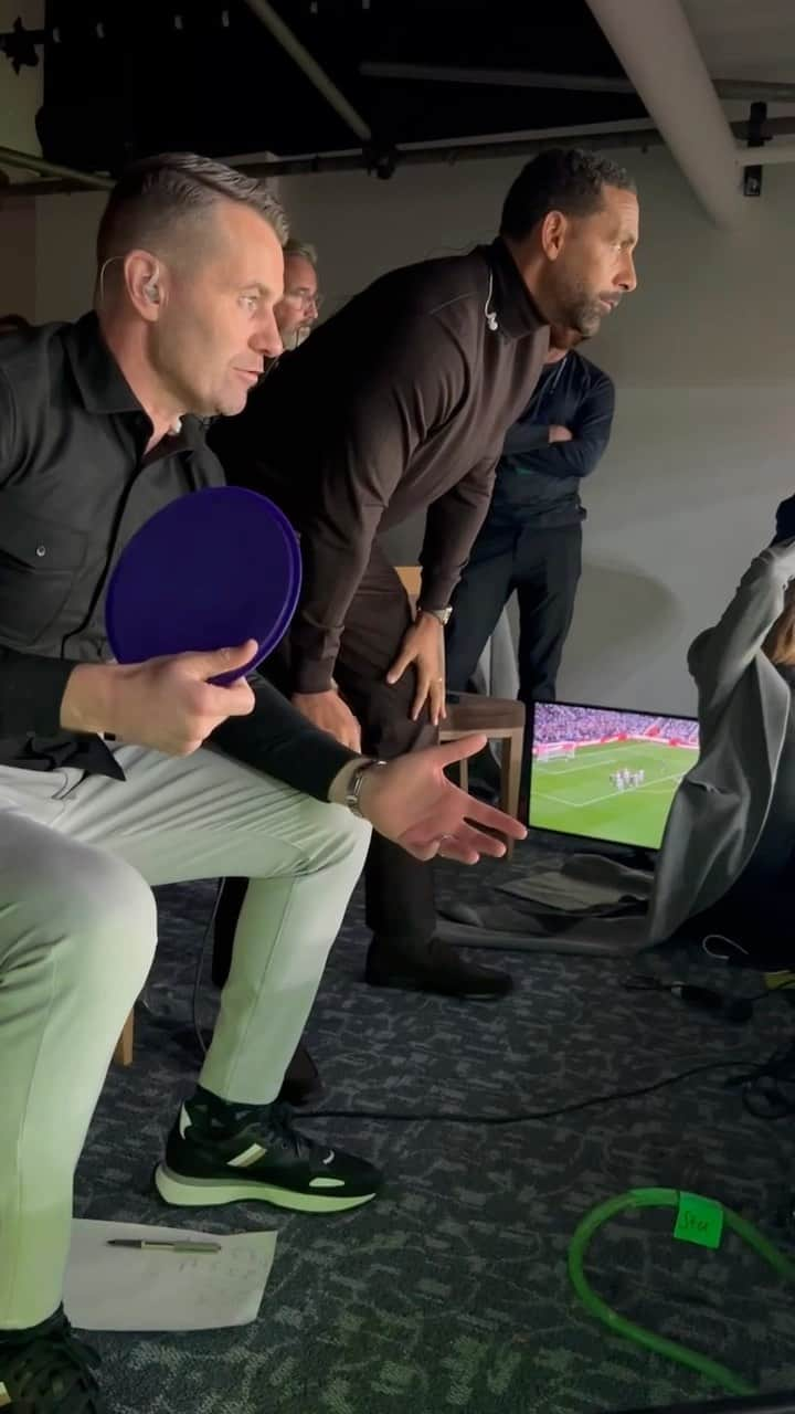 リオ・ファーディナンドのインスタグラム：「Tense viewing for @no1shaygiven as he waited for VAR to award Dan Burn’s goal 🤣」