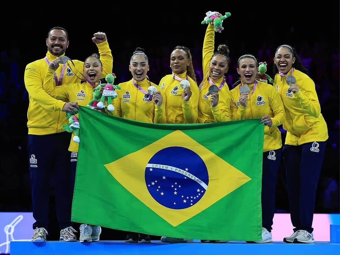 フラヴィア・サライヴァのインスタグラム：「A história sendo feita diante dos nossos olhos! Hoje, dia 4️⃣ de outubro de 2023, a Seleção Feminina de Ginástica Artística do Brasil é MEDALHISTA MUNDIAL POR EQUIPES! Somos o segundo melhor time DO MUNDO! 😭🇧🇷🙏🏻💫🤸🏽‍♀️  🥈🥈🥈  📷 Ricardo Bufolin/CBG  #LoteriasCAIXA @loteriascaixaoficial #PreventSenior #Estacio @preventsenior @newonoficial #antwerp2023  #getmovedbymotion #CBGnaAntuerpia2023」