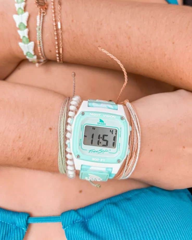 フリースタイルさんのインスタグラム写真 - (フリースタイルInstagram)「Beach day essential 🐚🌊🏄🌞 With its chill turtle print and cool baby blue hue, our retro digital watch will keep you on island time for the perfect #beachday 🤙   🦈: #sharkwatch Trippy Turtle Aqua 📷: @lexxii.mc _ #myfreestylewatch #myfreestylewatch #beachlife #watchlover #dailywatch #retroaesthetic #digitalwatch #braceletstack #grwm #trending #turtles #seaturtle」10月5日 5時19分 - freestylewatches