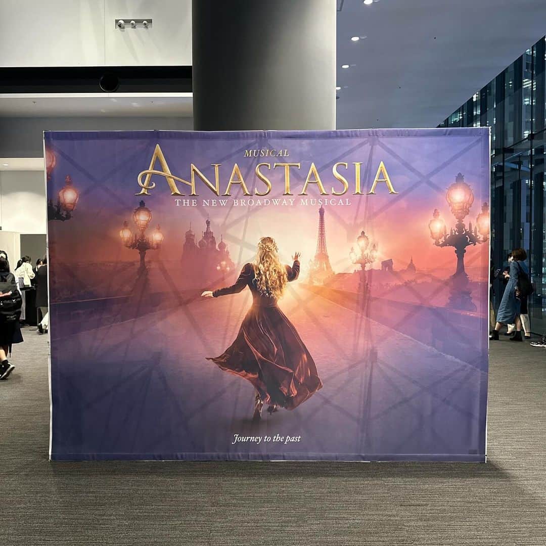 白石茉莉奈さんのインスタグラム写真 - (白石茉莉奈Instagram)「舞台 #アナスタシア 観劇してきました！✨  晴香姫の復帰公演😭 もうめっちゃ泣きました…… 2020年は公演中止になっちゃって観れなかったから本当に嬉しい😭  #シアターオーブ は後ろの方の座席番号でもすっごく見やすいつくりなので有り難い🥰 幕間にフォトスポット回るのも楽しみのひとつ♡」10月5日 5時23分 - marina_shiraishi_official