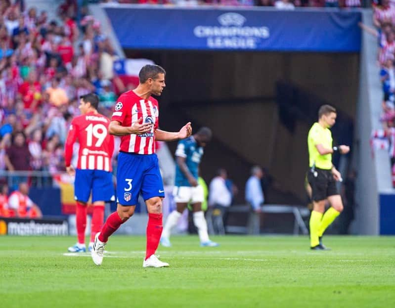 セサル・アスピリクエタさんのインスタグラム写真 - (セサル・アスピリクエタInstagram)「@championsleague 💫 +3!! Gran trabajo equipo!! 🔴⚪️」10月5日 5時33分 - cesarazpi