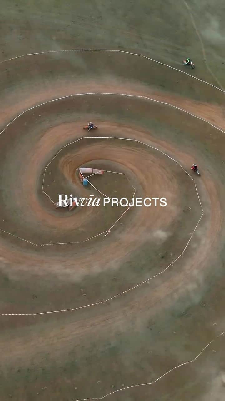 ジュリアン・ウィルソンのインスタグラム：「We rode our dirt bikes for 8 hours straight and made an edit about it.   Recently, along with @zyenorris @briggsy_259 @tamgpaul I took on @transmoto Coffs Harbour 8 Hour.   It actually terrifies me doing it. Even thinking about it now. However somehow I love taking on and experiencing these new challenges. Even better completing them with good mates by my side.  TransMoto is a team-based dirt bike event that’s described as somewhere between a recreational trailbike rally and an enduro race. It has over 600 riders tackling the same track stages on a premium property in the township of Ulong, Australia.  It’s an incredible feeling when you finally get through 8 hours of racing. You’re broken but you’re buzzing. To me, it almost feels like spending 8hrs in the lineup at 10-15ft crowded Pipeline. Not sure which one i’d prefer to be honest.  The edit is in our story and on our profile. It was put together by @jimmylees and @hunter_vercoe - So good. Special thanks to @ktm.australia for getting us through it.   Hope you enjoy - Jules.」