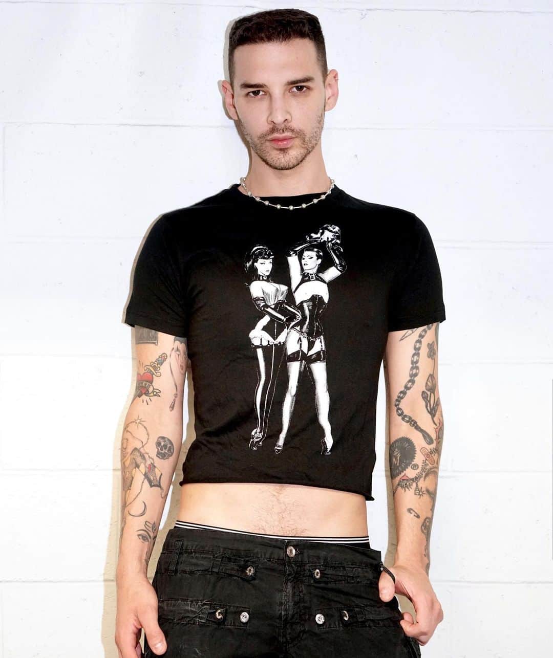 ヴァイオレット・チャチキのインスタグラム：「FORCED FEMME TEE just dropped 💜 link in bio !」