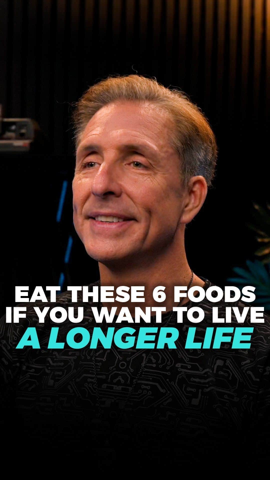 デイヴ・アスプリーのインスタグラム：「Eat these six foods if you want to live a longer life:  Grass-fed butter: It’s no secret that grass-fed butter is one of the healthiest foods you can eat. It’s high in vitamins, minerals, antioxidants, and healthy fats. It makes anything taste good, and it turns coffee into a delicious milkshake. 🧈  Salmon roe: Salmon eggs have a special kind of Omega 3 fatty acids in them that help them to enter the brain. They give you a bioavailable B12, Vitamin D, Vitamin E and are one of the highest nutrient density foods you can eat. 🍣  Grass-fed liver: Of all the organs, liver is probably the strongest tasting, and the hardest for many people to stomach. But, it’s worth it. Liver is a great source of riboflavin. In fact, it’s probably the single best source of riboflavin out there. 👅  Wild blueberries: They’re nutrient-dense and full of anti-inflammatory polyphenols. They make a great dessert on their own, or toss them in a salad for a little zing. 🫐   Grass-fed, grass-finished steak: In comparison to industrial meat, grass-fed is more ethical, more sustainable, and better for your health. 🥩  Coffee: To maximize coffee’s benefits and minimize caffeine’s side effects, a good rule of thumb is to stick to 1-3 cups of coffee a day. After that, switch to decaf. ☕️  Which one is your favorite? 👇🏼  #biohacking #biohacker #daveasprey #grassfed #grassfedbeef #liver #salmonroe #longevity #lonegvitydiet #blueberries #coffee」