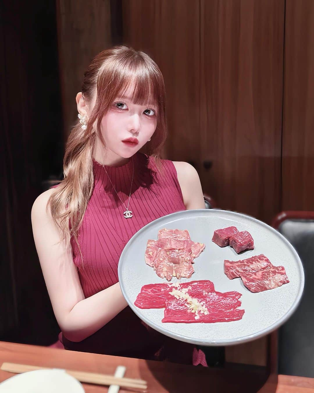 りなたろすのインスタグラム：「⁡ 大好きお肉投稿🥓🥩🍗🍖 ⁡ 焼肉ホルモンうしごろ銀座店 ( @ushigoro_hormon ) ⁡ ⁡ ホルモンが入っていない 珍しいコースだから ホルモン苦手な人でも楽しめるよ🍖 ⁡ ⁡ 「ホルモン」って看板を掲げてるけど 「焼肉うしごろ」の圧倒的な“肉力”で 正肉ももちろん楽しめるよ〜(՞ o̴̶̷̤ ̫ o̴̶̷̤ ՞) ⁡ ⁡ 個室なのに広々としていて 落ち着いて会話も楽しめました😳🩵💭 ⁡ ⁡ ⁡ ୨୧┈┈┈┈┈┈┈┈┈┈┈┈┈┈┈┈┈┈୨୧ ⁡ 🍽正肉コース ⁡ ■やみつきキムチ ■もやしナムル ★うしごろローストユッケ ■チョレギサラダ ■極みのタン 角切り・薄切り ■厳選ハラミ ■特選赤身 薄切り・角切り　 ■わかめスープ ■厳選赤身　焼きしゃぶ ■とろけるロース ■本日の特選部位 タレ 3種 ■お食事 ■デザート ⁡ ୨୧┈┈┈┈┈┈┈┈┈┈┈┈┈┈┈┈┈┈୨୧ ⁡ ⁡ お食事はレモン冷麺と辛ラーメン🍜 デザートはコーヒーブラマンジェと バニラアイスをチョイス🍨✨ ⁡ ⁡ ⁡ とろけるロースは名前の通り とろけた…🤤 店員さんが丁寧に焼いてくれました🔥 ⁡ ⁡ クオリティの高い上質なお肉って ちゃんとお腹いっぱい満足感出て好き(˶> <˶)♡ ⁡ このコースラインナップ、立地で このお値段はコスパ良すぎでは🫣💭 ⁡ ⁡ 全体的にどれも美味しかったんだけど やっぱりローストユッケたまらん…🐣 肉の旨味がダイレクトに舌に伝わってくるの❤️ ⁡ ⁡ うしごろさんは 他の店舗も行ったことあるんだけど 接客が丁寧でとてもプロフェッショナルな ところもまた行きたくなる理由の一つです☺️🩵 ⁡ ⁡ ⁡ ━━━━━━━━━━━━━━━━━━━━ ⁡ 📍東京都中央区銀座6-7-6 ラペビル 5F ⁡ 🚃東京メトロ 銀座線・丸ノ内線・日比谷線 「銀座駅」B3出口より徒歩3分 🚶🏻💨 ⁡ 🕐平日17:00～23:30 土日祝12:00～23:30 ⁡ ㊗️年中無休 ⁡ 🗓予約可 ⁡ 💰○現金/カード ‪‪✕‬電子マネー/QRコード決済 ⁡ 🚭禁煙 ⁡ 🚗無 ⁡ 📞0332898929 ⁡ ⁡ ━━━━━━━━━━━━━━━━━━━━ ⁡ ⁡ ⁡ ⁡ ⁡ #PR #焼肉ホルモンうしごろ銀座店 #うしごろ #ushigoro #銀座ホルモン #銀座焼肉 #銀座焼肉デート #焼肉ディナー #銀座ディナー #銀座ディナーおすすめ #うしごろ銀座 #焼肉グルメ #コース焼肉 #個室焼肉 #個室ディナー #個室デート」