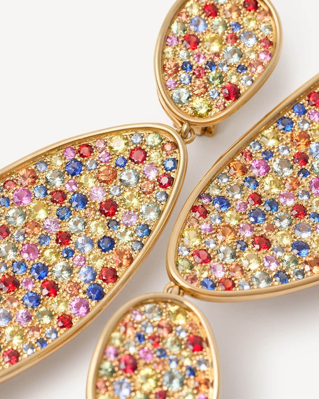 マルコ ビチェゴのインスタグラム：「Paying homage to the brand’s main source of inspiration: vibrant, radiant nature. Unveil the essence of Italian artistry in every piece of our ALTA, high jewelry collection.   #marcobicego #highjewelry #gold #gemstones #madeinitaly」